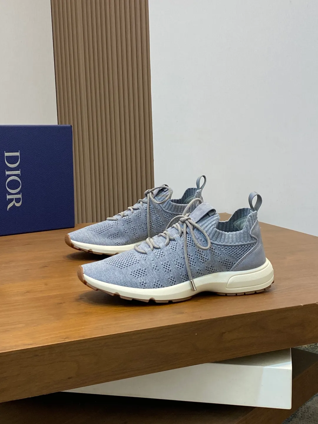 Factory price: 438💰Dior’s latest men’s fashion sneakers. This item draws inspiration from retro jogging shoes. Featuring a thick, low-top design, it features a mesh fabric upper and an ultra-light rubber foam sole. The side is decorated with an embossed "Di~r" logo. Code number: 39-44 (order 38, 45, 46)